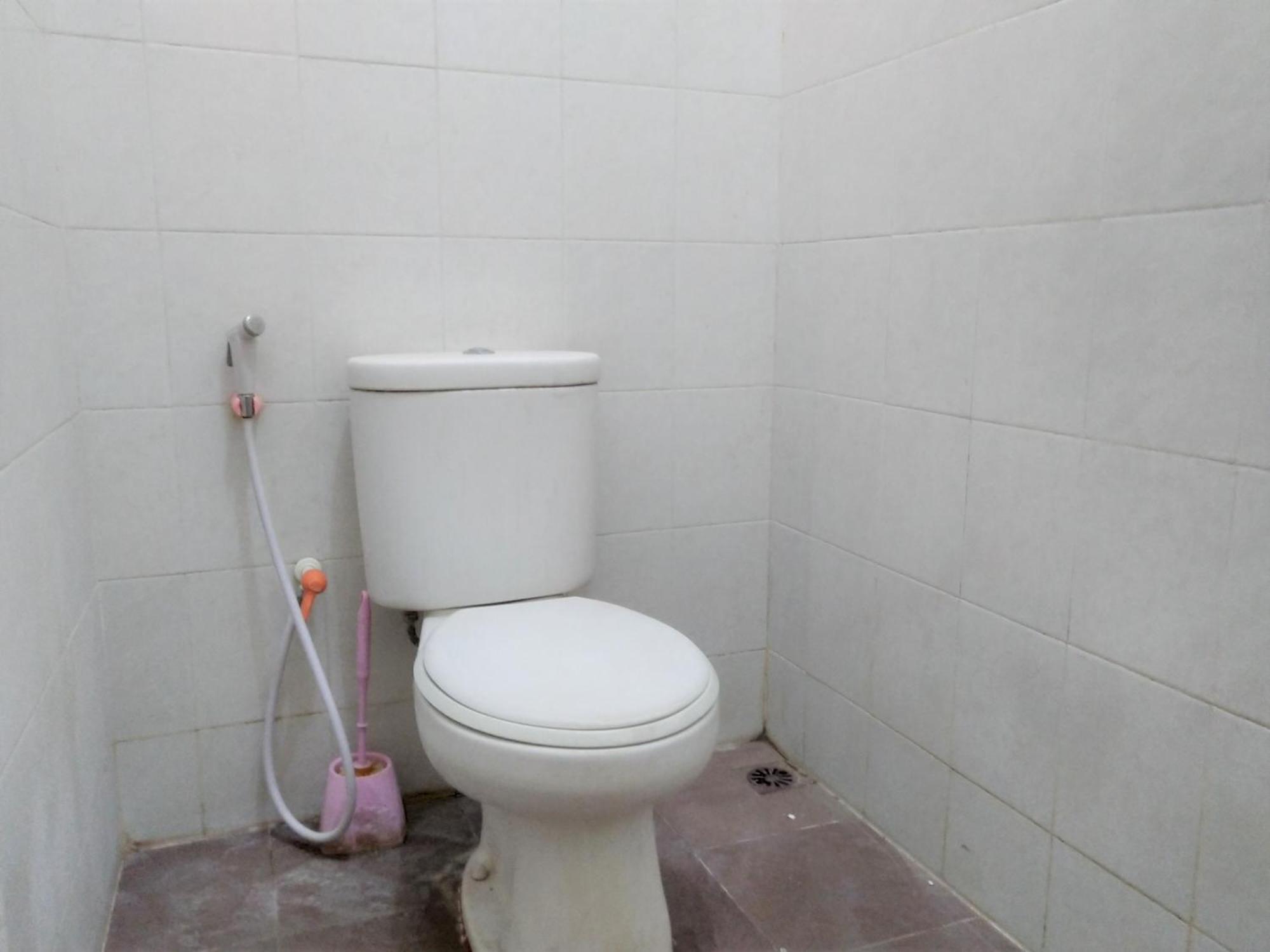 Hotel Pekalongan Syariah Mitra Reddoorz Стая снимка